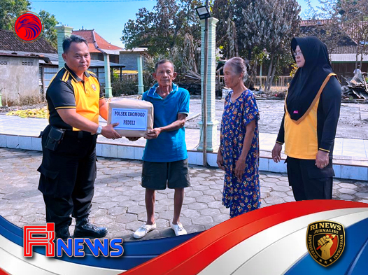 Polsek Eromoko Turun Tangan Bantu Korban Kebakaran