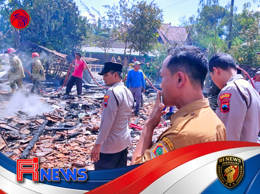 Respons Sigap Polisi Padamkan Kebakaran Rumah di Eromoko