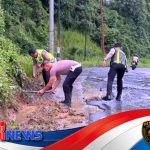 Satlantas Polres Padangsidimpuan Gotong Royong Bersihkan Drainase Jalinsum