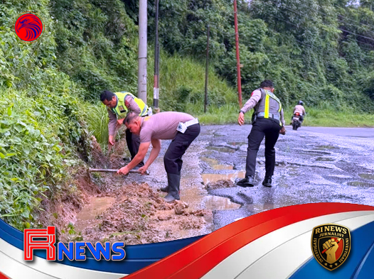 Satlantas Polres Padangsidimpuan Gotong Royong Bersihkan Drainase Jalinsum