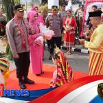 Tradisi Adat Dayak-Melayu Warnai Penyambutan Kapolres Melawi yang Baru