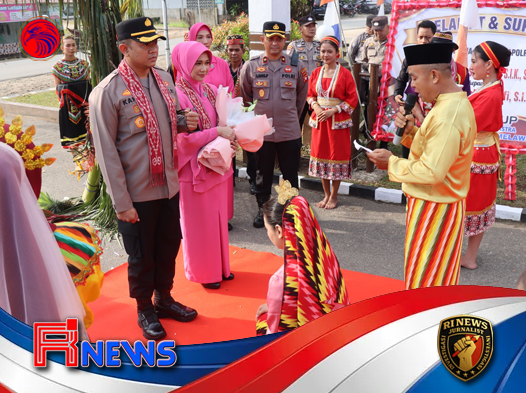 Tradisi Adat Dayak-Melayu Warnai Penyambutan Kapolres Melawi yang Baru