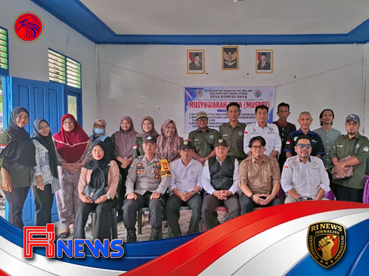 Bhabinkamtibmas Polres Melawi Ajak Sinergi Percepat Stunting di Rembuk Desa Kompas Raya