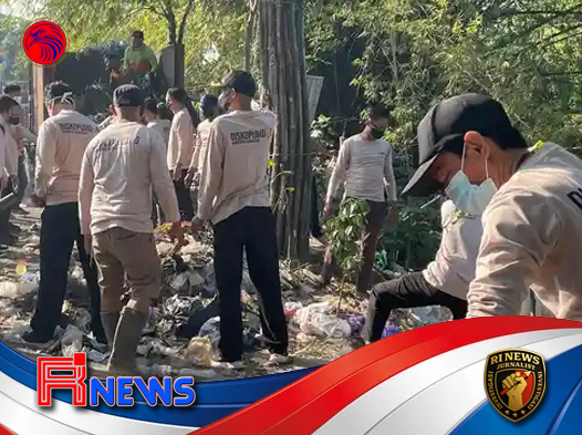 Gotong Royong Bersihkan Gunungan Sampah di Pinggir Sungai