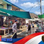Sinergi Polsek Sokan dan Warga Muara Tanjung Basahi Atap Ruko hingga Jalan Cegah Risiko Kebakaran