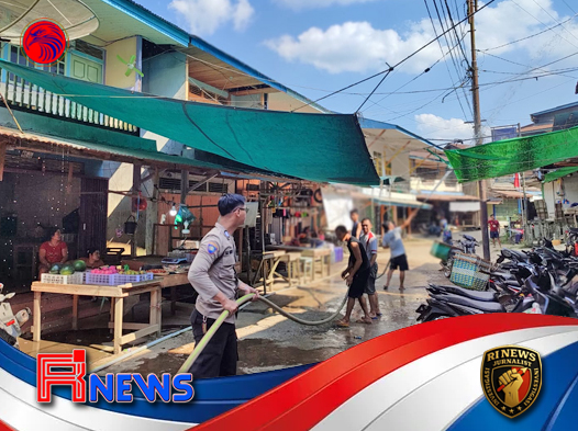 Sinergi Polsek Sokan dan Warga Muara Tanjung Basahi Atap Ruko hingga Jalan Cegah Risiko Kebakaran