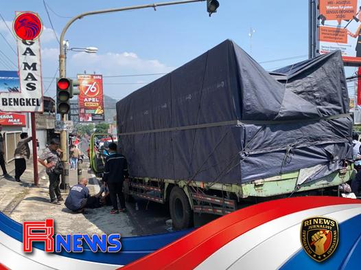 Truk Hino Tak Terkendali di Jalan Menurun