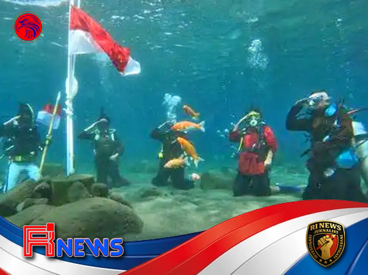Upacara Bendera Merah Putih di Tengah Kolam