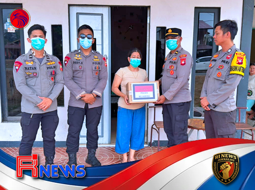 Bantuan Sosial Langsung dari Polsek Belimbing Bantu Warga Terdampak Asap Karhutla