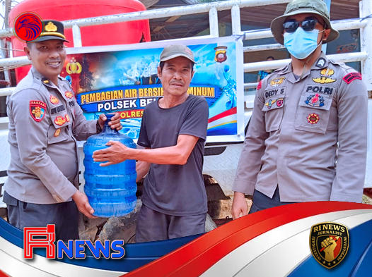 Polres Melawi Hadir Langsung Bantu Warga Kekeringan