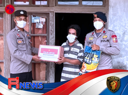Polsek Kota Baru Polres Melawi Berikan Bansos Langsung ke Warga Terpapar Asap Karhutla di Tanah Pinoh