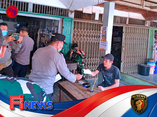 Polsek Menukung dan Koramil 18 Menukung Bagikan Masker