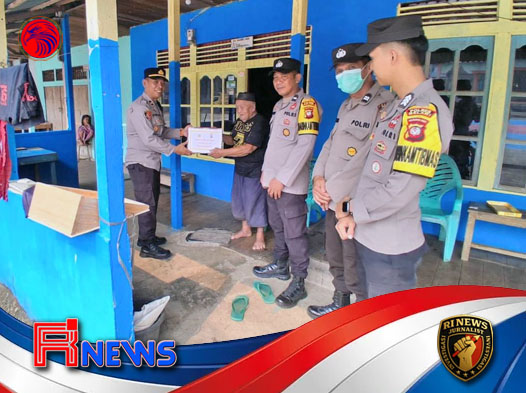 Polsek Sayan Ulurkan Bantuan Sembako Bagi Warga Terdampak Kabut Asap Karhutla di Melawi