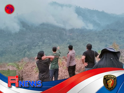 Sinergi Polsek Menukung dan Polhut Hadapi Tantangan Medan Padamkan Titik Api TNBBBR