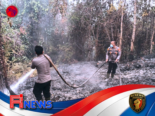 Tim Polres Melawi Gabung TNI dan MPA Padam Titik Api Karhutla di Desa Manggala