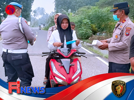 Berbagi Masker di Tengah Kabut