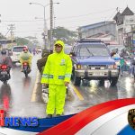 Berjas Hujan di Tengah Guyuran