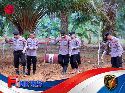 Polres Melawi Tanam Jagung Hibrida di Lahan Petani Binaan