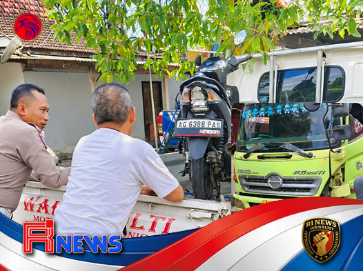 Truk Tronton Seruduk Pickup hingga Dorong Motor di Kesamben Blitar Jarak Aman Diabaikan